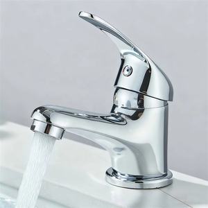 Robinet de lavabo moderne en laiton chromé à levier unique pour eau chaude et froide, en promotion - Product Image 1