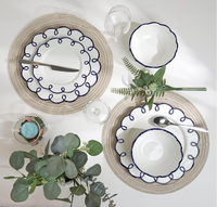 Service de vaisselle en porcelaine blanc brillant, assiettes et bols, bordures festonnées bleu marine, vaisselle personnalisée écologique pour restaurants et hôtels