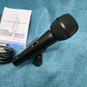 Micrófono Dinámico con Cable SV200 de Alta Configuración, Micrófono Vocal Profesional para Canto, Reuniones y Actuaciones en Escenario - Product Image 1