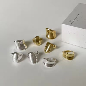 Anillos de banda gruesa con superficie irregular y curvada de alta gama, de acero inoxidable, chapados en oro, modernos y sencillos. - Product Image 2