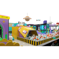 Aire de jeux intérieure personnalisée et parc d'attractions avec toboggans en mousse souple, jeux de puzzle, jeux de défi et trampoline rond pour enfants