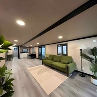 Casa Prefabricada Modular Expandible de Estilo Residencial con Techo Inclinado, Balcón de Vidrio y Diseño Moderno