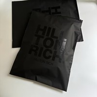 Sac d'emballage en plastique personnalisé Sac givré à fermeture éclair noir pour vêtements Pochette de sacs à zip-lock réutilisable avec logo de marque