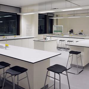 Table de laboratoire scolaire Mobilier de laboratoire en plastique durable Équipement essentiel pour les études scientifiques - Product Image 5