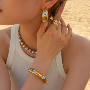 Boucles d'oreilles Evil Eye en acier inoxydable doré, design géométrique en forme de croix, serti clos, bijoux tendance pour femmes - Product Image 4