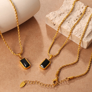 Collier pendentif ovale double couche en agate noire style rétro européen et américain, plaqué or 18 carats, avec zircon noir carré pour clavicule - Product Image 3