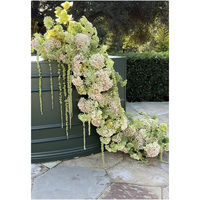 Composition florale personnalisée en hydrangeas vert-rosé tombants et pour côté de canapé, décoration de toile de fond de scène pour mariage, fleurs de table de bar