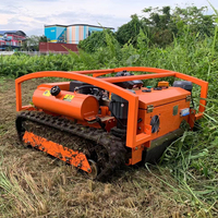 Tondeuse robot tout-terrain télécommandée DIY sur chenilles avec moteur 2 temps et poignée télescopique pour désherbage