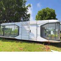 Capsule spatiale de luxe en acier, mini-hôtel préfabriqué, maison modulaire de glamping, grand balcon en verre moderne, éclairage LED, intérieur complet, complexe hôtelier