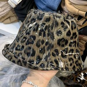 Chapeaux seau en cuir PU verni brillant à motif léopard pour hommes et femmes chapeaux de pêcheur pour femmes chapeau Hip pop vente en gros - Product Image 5