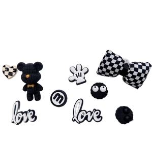 2025 Guốc quyến rũ có thể tháo rời DIY Rhinestone trang trí bạo lực gấu đen trắng kiểm tra Giày bùa quyến rũ tùy chỉnh kích thước có sẵn - Product Image 3