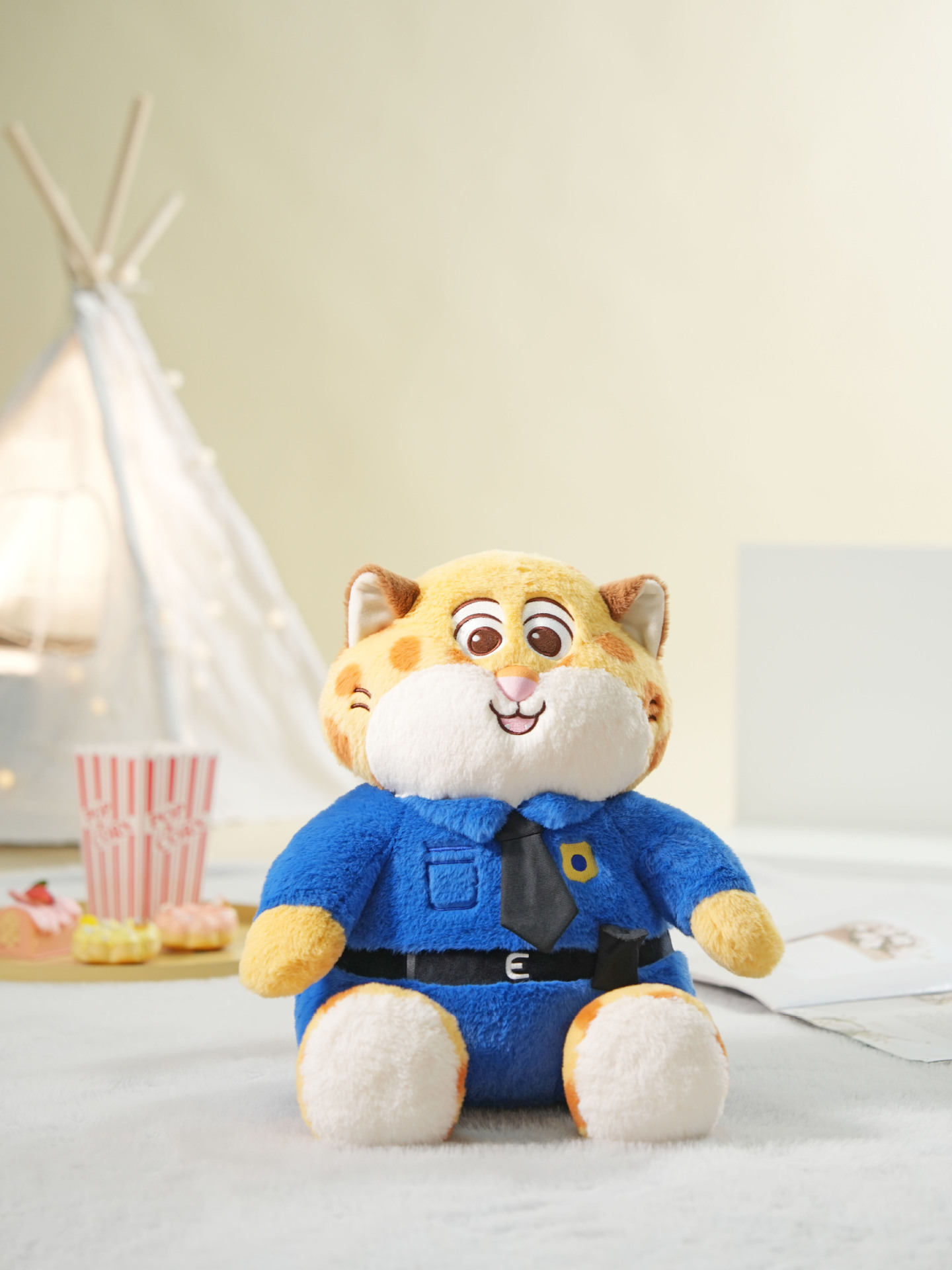 Peluche di un agente di polizia leopardato, 39 cm.