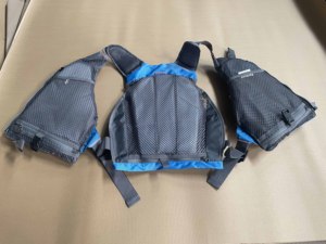 เสื้อชูชีพสีน้ำเงินสำหรับกิจกรรมกลางแจ้ง น้ำหนักเบา สำหรับผู้ใหญ่ เหมาะสำหรับซาฟารี พายเรือคายัค ตกปลา พร้อมกระเป๋าอเนกประสงค์สำหรับผู้ชาย - Product Image 6