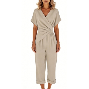 ชุดเซ็ต 2 ชิ้นสำหรับผู้หญิง - เสื้อคอวีแขนสั้นและกางเกงขาสั้นจั๊มปลายขาแฟชั่น - Product Image 4