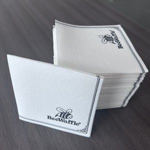 Serviettes de cocktail Airlaid multi-tailles, blanches, jetables, avec impression de logo personnalisée pour bars, pubs et <span class=keywords><strong>HoReCa</strong></span> - Product Image 4