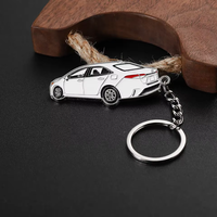 Porte-clés en émail avec breloque de voiture classique emblématique, avec détails en émail fin, idéal pour les cadeaux de collectionneurs d'objets automobiles et pour un usage quotidien