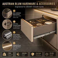 Meuble de cuisine beige en bois à lattes, niche LED, tabourets de bar pour îlot, plans de travail en pierre, armoires hautes, façades de meubles sans poignées