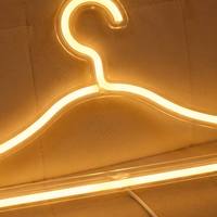 Colgador de Ropa LED Decorativo de Tela con Luces de Neón