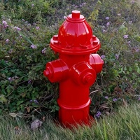 Ornement réaliste en résine de bouche d'incendie rouge peint à la main modèle de chiot Pose d'urine Base d'herbe verte aide à la formation de pelouse en plein air animal de compagnie
