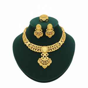 Collier sautoir plaqué or 24 carats, collier long moderne avec un design de plaque propre pour un bijou intemporel et chic - Product Image 4