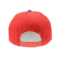Casquette de baseball personnalisée à 5 panneaux avec patch en caoutchouc, logo brodé 3D, découpe laser, trous perforés, deux couleurs rouge/bleu marine