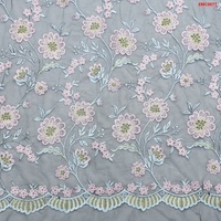 Tissu de broderie ethnique mexicain en dentelle avec motifs floraux et fils dorés