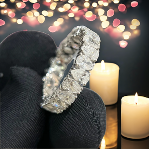 Anillo de Eternidad Clásico de Lujo con Diamantes de Laboratorio con Corte de Pera en Oro Blanco de 18k, Certificado por IGI - Product Image 2