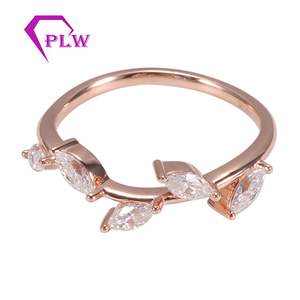 Alianza de diamantes moissanite simple - Alianza Sweet Bliss - Product Image 2