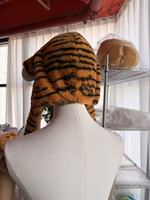 Cet adorable chapeau en peluche de tigre avec oreilles mobiles est chaud et doux, idéal pour les fêtes, les cosplay, les cadeaux de vacances pour les enfants et les adultes
