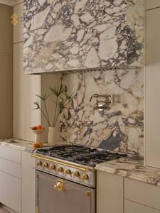 خزانات رخامية فاخرة من كالاكاتا الكمان من الحجر الطبيعي قابلة للتخصيص لتزيين المطبخ الداخلي للفيلات - Product Image 2