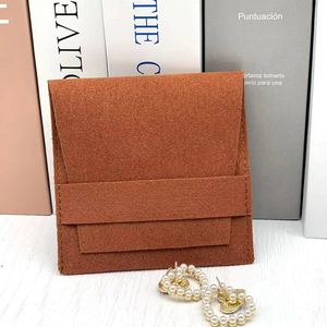 Pochette à bijoux en microfibre marron tendance avec logo gaufré, sac anti-poussière 8*8+4cm, forme personnalisée - Product Image 2