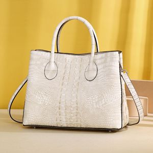 Bolso de hombro grande para mujer con estampado de cocodrilo y diseño de pez, cierre magnético, correa única, estilo moderno para jardín - Product Image 1