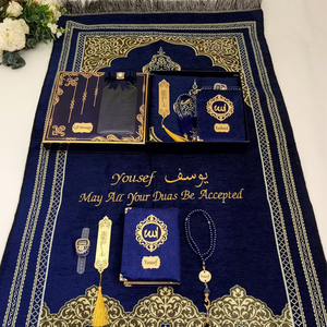 Tapis de prière musulman personnalisé en velours doux Ramadan, élégant tapis de prière islamique en velours Janamaz, cadeau Ramadan - Product Image 1