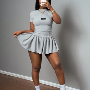 ชุดเซ็ตสองชิ้นขายดีปี 2025 รุ่นใหม่สำหรับฤดูร้อน เสื้อแขนสั้นสีพื้นเรียบหรูสำหรับผู้หญิง พร้อมกระโปรงสั้นเหนือเข่า - Product Image 5