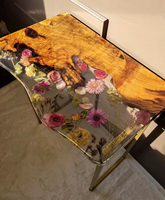 Table à manger élégante et personnalisée au design moderne, faite à la main, avec bord naturel et design rivière en résine époxy, magnifique motif floral