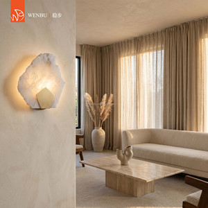 Lampe murale moderne en laiton et albâtre espagnol bio pour hôtel, villa, salon, salle de séjour - Product Image 3