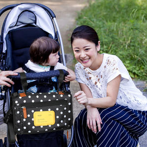 Tapis à langer réutilisable pliable et durable avec deux poignées, <span class=keywords><strong>sac</strong></span> de rangement pour lingettes humides, portable, résistant à l'eau, antidérapant, motif à pois - Product Image 6