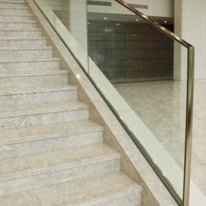 Verre feuilleté trempé transparent de qualité supérieure pour la sécurité des rampes d'escalier, verre anti-éclatement pour balustrade d'escalier - Product Image 3