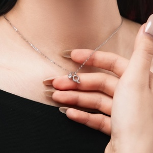Nuova Collana Dylam con Lettera dell'Alfabeto 'Q' in Zirconia Cubica Placcata in Rodio, Collana Personalizzata con Iniziale <span class=keywords><strong>per</strong></span> Donne - Product Image 4