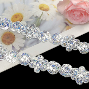 Passamaneria in Pizzo Multicolore da 4 cm, Decorazione Etnica per Abiti, Pizzo con Paillettes e Ricami Floreali - Product Image 6