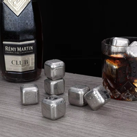 Coffret Cadeau Gourde à Whisky avec 2 Verres et 8 Pierres de Granit - Gourde à Liqueur en Acier Inoxydable de 8oz dans une Boîte en Bois