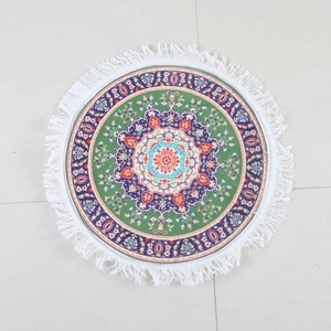 Alfombra de oración musulmana de tela de seda helada transpirable, con botones redondos y elegantes estampados. - Product Image 1