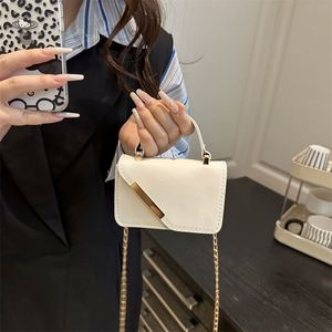 Elegant and Luxurious Women's Crossbody <b>Bag</b> Fashionable and Stylish Solid Color Simple Chain Shoulder Handbag - Product Image 3