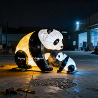 Anpassbare Chinesische Riesenpanda-Seidenlaterne Langlebige Tier-Festivallaterne für Wildlife-Outdoor-Nachtshows und Partydekoration