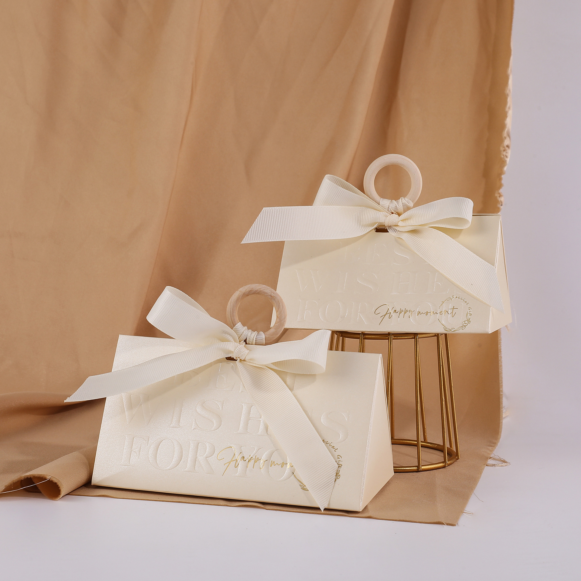 Boîte beige neuve + ruban blanc lait
