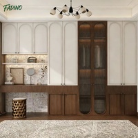 Meubles de chambre à coucher modernes de luxe en bois massif sur mesure, grande capacité, avec coiffeuse et armoire pour villa
