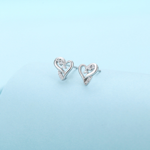 Boucles d'oreilles clous en argent sterling 925 avec moissanite en forme <span class=keywords><strong>de</strong></span> cœur, taille brillant rond pavé, pour <span class=keywords><strong>femme</strong></span>, vente en gros - Product Image 2