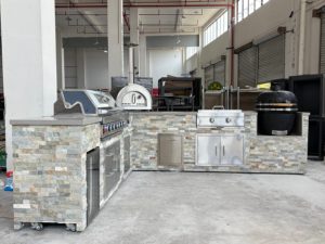 Isla de Barbacoa en Forma de L, Parrilla de Gas de 43 Pulgadas, Enfriador de 70L, Plancha de 29 Pulgadas, Fregadero de 30L, Ahumador de Barbacoa, Horno de Pizza, Cocina Exterior - Product Image 3