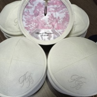 Kippa Judaïque Blanche Personnalisée sur Mesure avec Doublure Rose – Cadeau de Mariage Personnalisé, Yarmulke, Souvenir de Cérémonie Juive, Synagogue