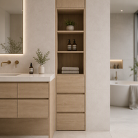 Meuble de salle de bain moderne haut avec finition grain de bois, étagères ouvertes et trois tiroirs, idéal pour projets hôteliers sur mesure